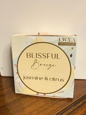 LWYA Blissful Breeze Body Wash and Polish, Exfoliating Scrubber, Loofah Sponge